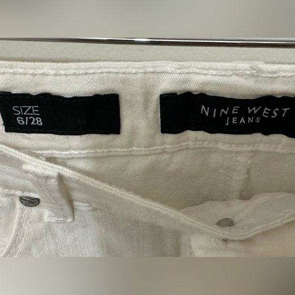 074 Nine West | Jordan NWT White Stretch Denim Shorts Cuffed Hem (Size 6,28) - Picture 4 of 12
